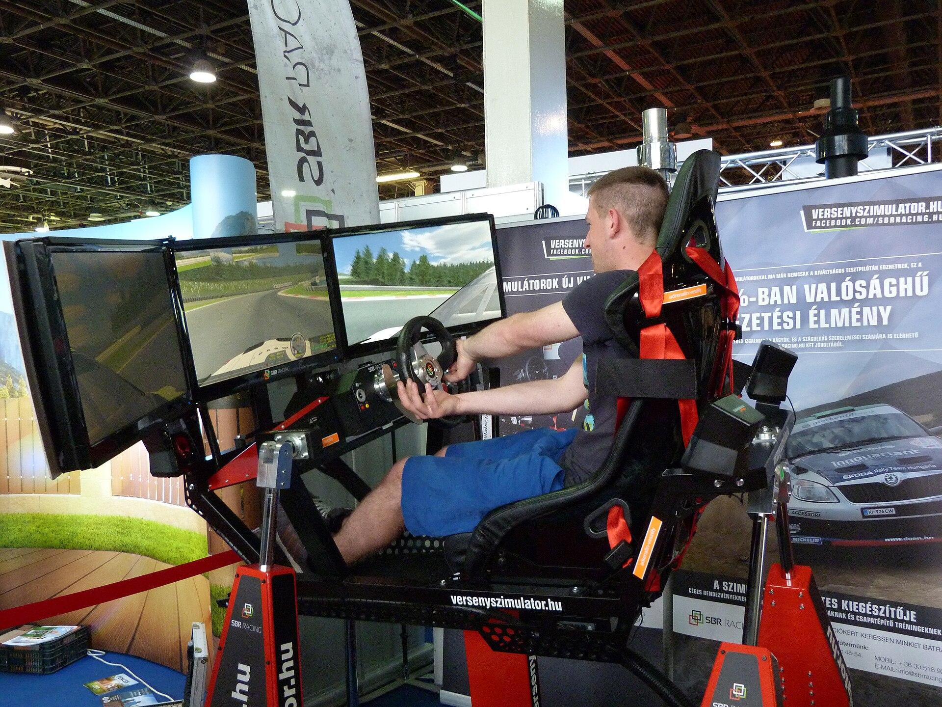 Un simulador de carreras con volante, pedales y asiento de competición