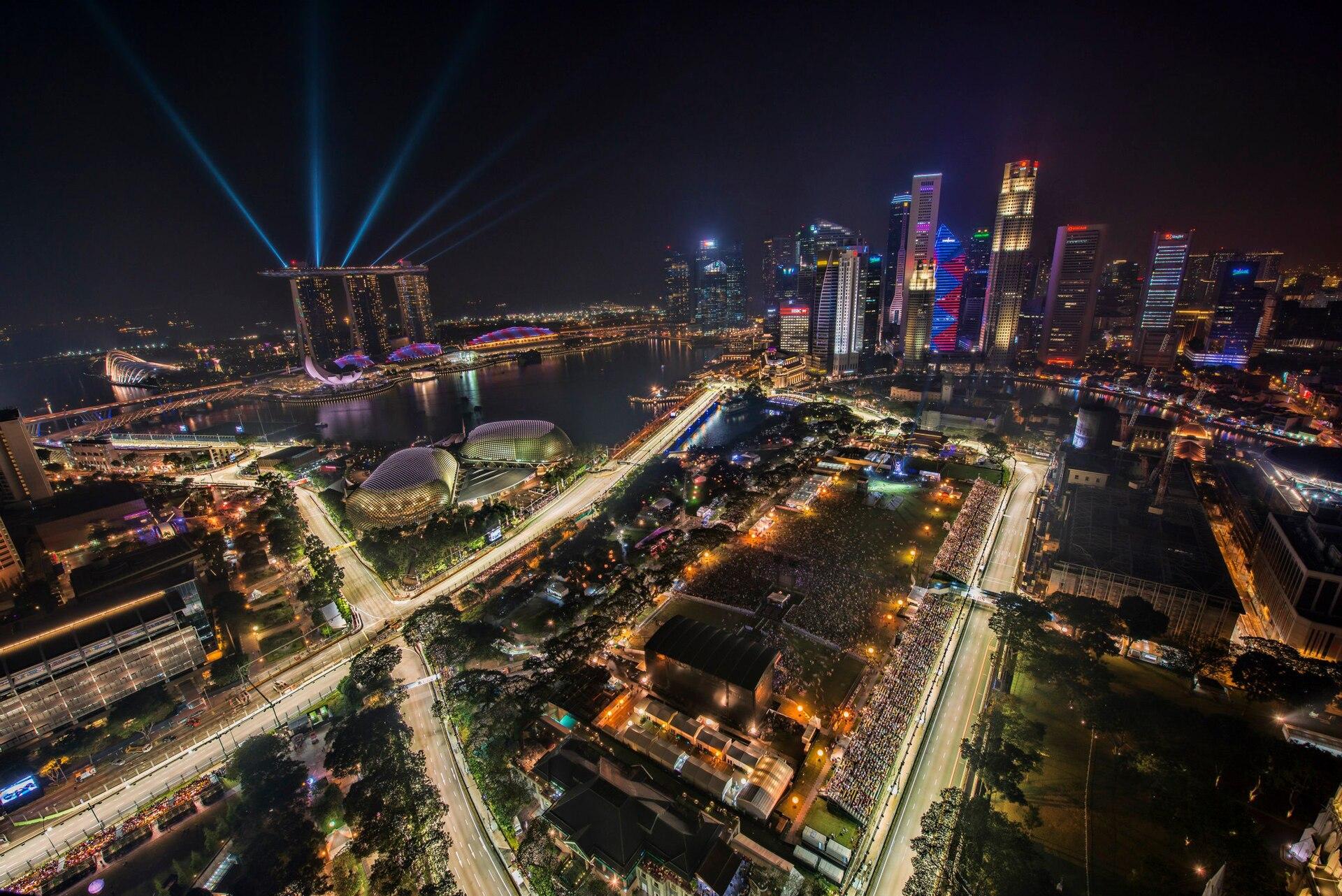El circuito de Marina Bay de noche, con los rascacielos de Singapur detrás