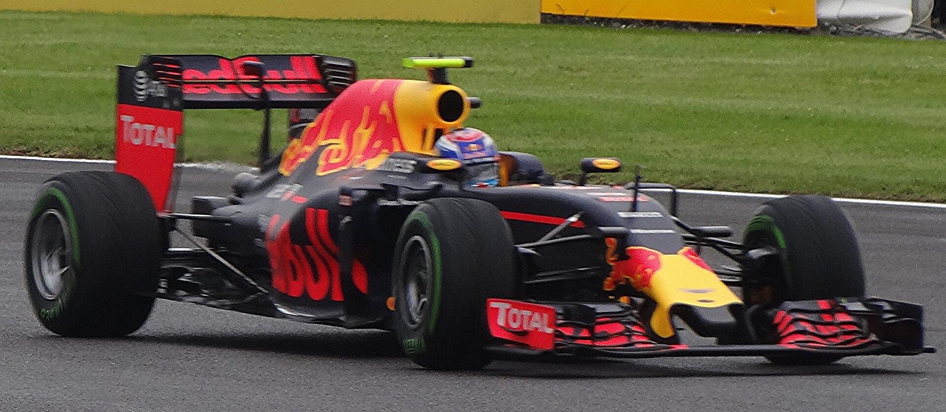 Max Verstappen con el Red Bull en el Gran Premio de Gran Bretaña de 2016, el año en que ganó su primera carrera con 18 años